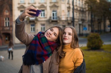 İki yeni yenilikçi genç Genç kız portresi yaşam tarzı kapatın. Arkadaşlar kızlar en iyi, selfie ve having fun olun. Tatlı güzel kızlar komik selfie birlikte, eğleniyor sokakta, sevinç, pozitif yapma, aşk, arkadaşlık, kız kardeş.