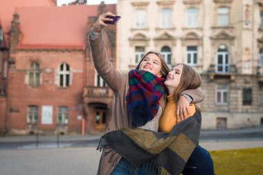 İki yeni yenilikçi genç Genç kız portresi yaşam tarzı kapatın. Arkadaşlar kızlar en iyi, selfie ve having fun olun. Tatlı güzel kızlar komik selfie birlikte, eğleniyor sokakta, sevinç, pozitif yapma, aşk, arkadaşlık, kız kardeş.
