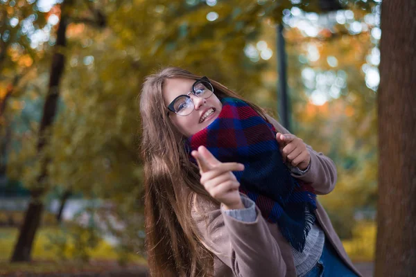 公園で美しい少女の肖像画 ガラスの 代の少女 クローズ アップ写真 若い学生は 楽しい時を過します ライフ スタイル写真 — ストック写真