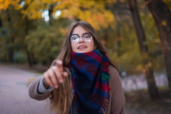 Retrato Uma Menina Bonita Parque Adolescente Com Óculos Feche Foto — Fotografia de Stock