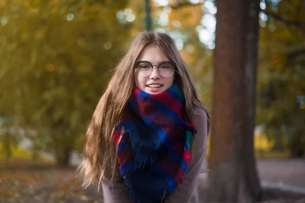 Ritratto Una Bella Ragazza Nel Parco Adolescente Con Gli Occhiali — Foto Stock