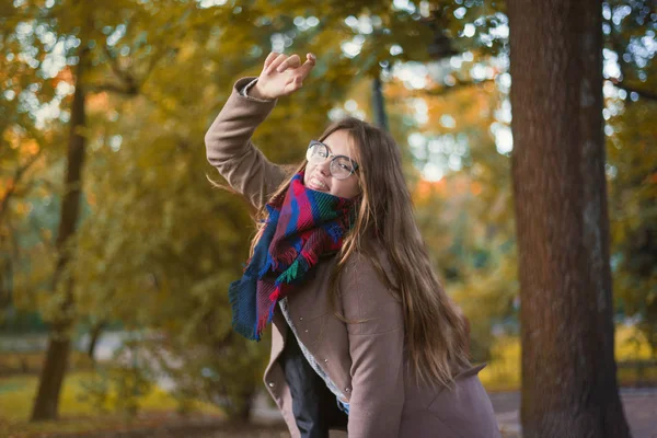 Retrato Uma Menina Bonita Parque Adolescente Com Óculos Feche Foto — Fotografia de Stock
