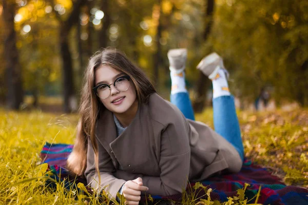 Retrato Uma Menina Bonita Parque Adolescente Com Óculos Feche Foto — Fotografia de Stock