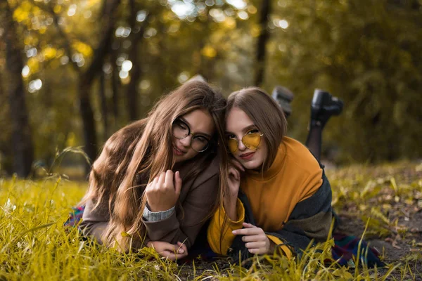 Dos Adolescentes Están Divirtiendo Parque Traje Otoño Divertidas Amigas Lanzando —  Fotos de Stock