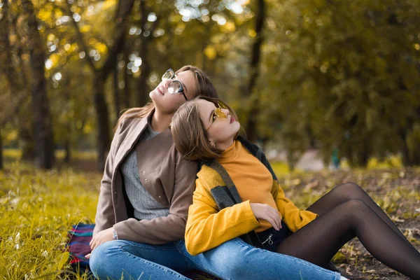 Dos Adolescentes Están Divirtiendo Parque Traje Otoño Divertidas Amigas Lanzando —  Fotos de Stock