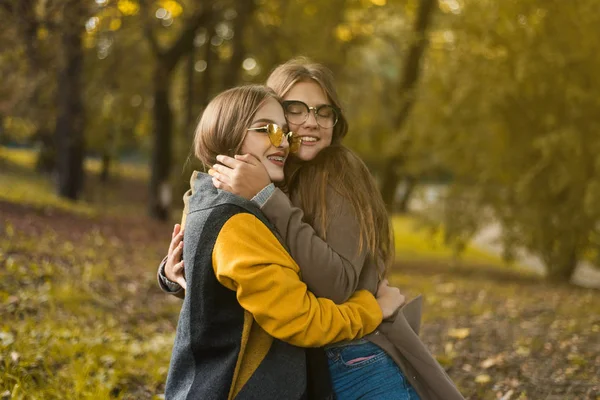 Дві Дівчинки Підлітки Розважаються Парку Осінньому Вбранні Смішні Подруги Кидають — стокове фото
