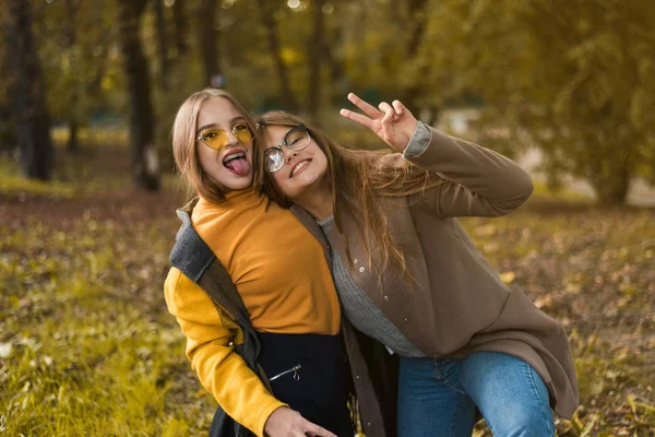 Двох Дівчат Підлітків Весело Парку Осінній Спорядження Смішні Подруги Кидали — стокове фото