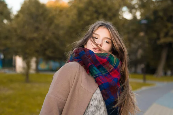 公園で美しい少女の肖像画 カラフルなスカーフと茶色のコートで 代の少女 クローズ アップ写真 若い学生は 楽しい時を過します ライフ スタイル写真 美しい髪 — ストック写真