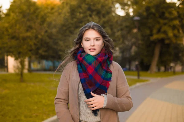 Porträt Eines Schönen Mädchens Park Teenager Mädchen Mit Buntem Schal — Stockfoto