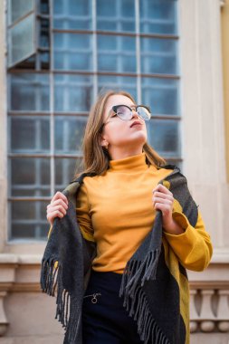 Şık vintage giysiler giyen genç güzel kadın sokak portresi. Ararken modeli. Kadın moda kavramı. Duygular, insanlar, güzellik ve yaşam tarzı kavramı. Sevimli Genç kız.