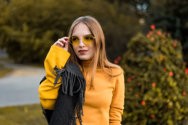 Retrato Callejero Una Joven Hermosa Mujer Que Usa Ropa Vintage — Foto de Stock