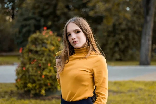 Retrato Callejero Una Joven Hermosa Mujer Que Usa Ropa Vintage —  Fotos de Stock