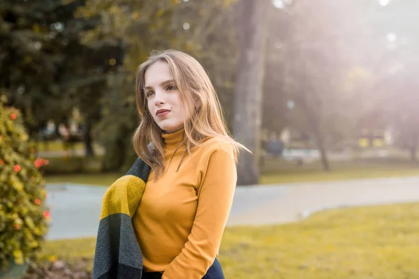 Straat Portret Van Mooie Jongedame Stijlvolle Vintage Kleding Dragen Model — Stockfoto