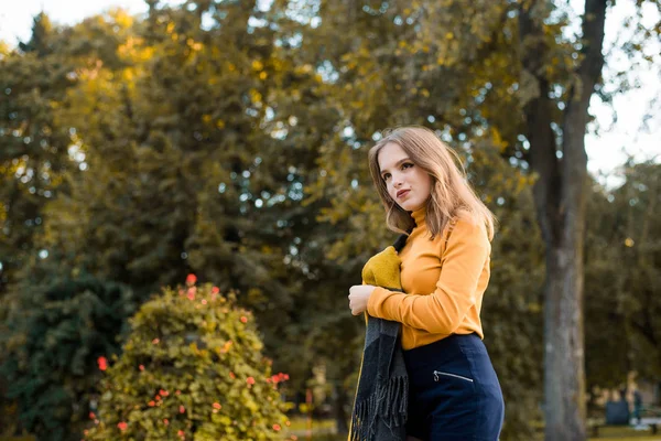 Straßenporträt Einer Jungen Schönen Frau Stilvoller Vintage Kleidung Modell Das — Stockfoto