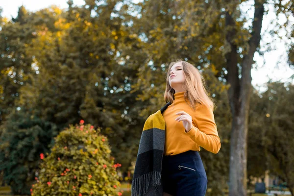 Straßenporträt Einer Jungen Schönen Frau Stilvoller Vintage Kleidung Modell Das — Stockfoto