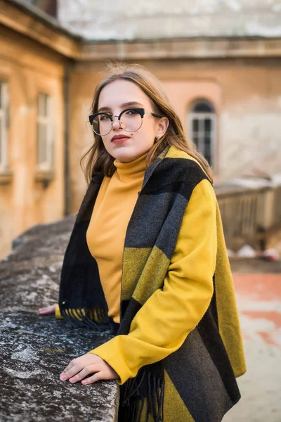 Gatan Porträtt Ung Vacker Kvinna Som Bär Snygga Vintage Kläder — Stockfoto