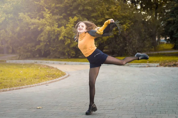 Retrato Callejero Una Joven Hermosa Mujer Que Usa Ropa Vintage — Foto de Stock