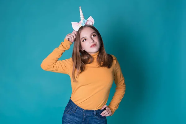 Adolescente Kawaii Linda Mujer Joven Con Cuerno Unicornio Sobre Fondo —  Fotos de Stock