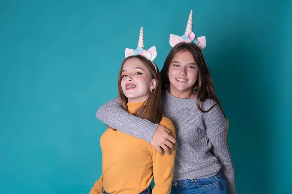 Adolescentes Kawaii Lindas Mujeres Jóvenes Con Cuerno Unicornio Sobre Fondo —  Fotos de Stock