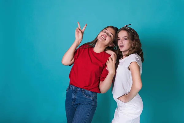 Imagen Altura Completa Dos Chicas Descaradas Felices Mejores Amigos Divirtiéndose — Foto de Stock