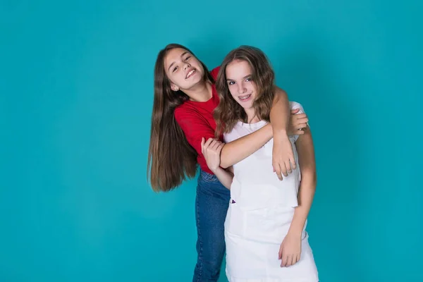 Imagem Altura Total Duas Meninas Atrevidas Felizes Melhores Amigos Divertindo — Fotografia de Stock