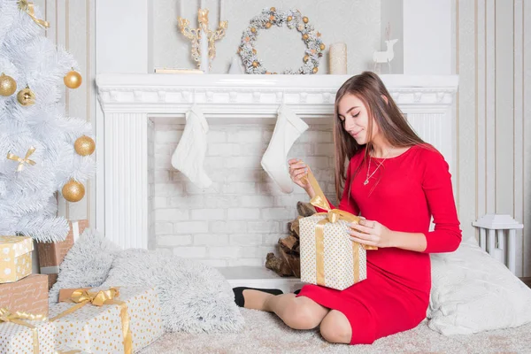 Jeune Jolie Femme Brune Près Cheminée Noël Dans Confort Intérieur — Photo