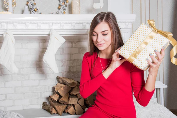 Giovane Donna Bruna Attraente Vicino Camino Natale Casa Confortevole Interno — Foto Stock