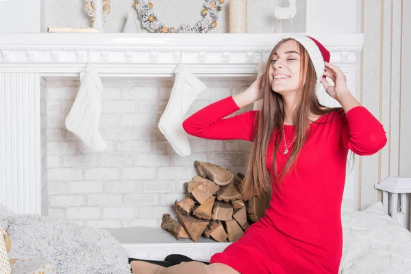 Jeune Jolie Femme Brune Près Cheminée Noël Dans Confort Intérieur — Photo