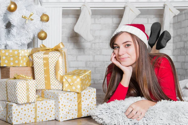 Jeune Jolie Femme Brune Près Cheminée Noël Dans Confort Intérieur — Photo