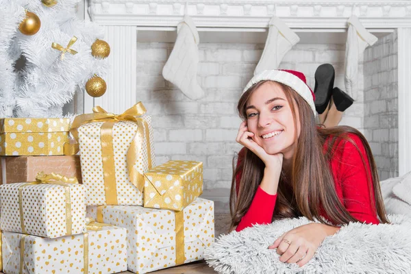 Young Attractive Brunette Woman Christmas Fireplace Cosiness Home Interior Teenage — Stock Photo, Image