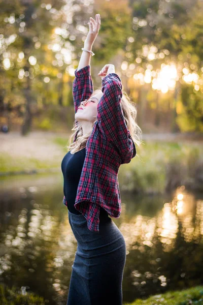 Straßenporträt Einer Jungen Schönen Frau Lässiger Kleidung Modell Das Aufschaut — Stockfoto