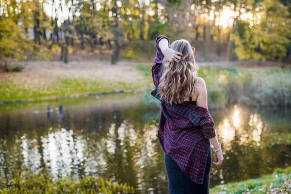 Ulicy Portret Młodej Kobiety Piękne Sobie Ubranie Model Patrząc Górę — Zdjęcie stockowe