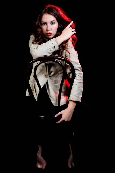 Елегантна Жінка Чорному Тлі Червоним Світлом Студійний Знімок Портрет Красивої — стокове фото