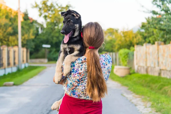 Linda Adolescente Abrazando Cachorro Pastor Alemán Linda Mujer Joven Con — Foto de Stock