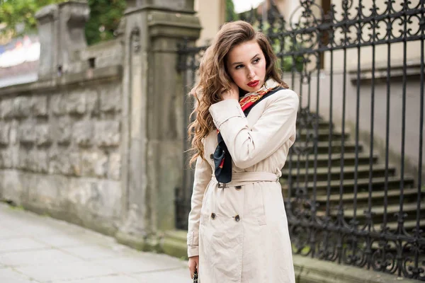 Jonge Mooie Stijlvolle Vrouw Die Een Koude Dag Door Straat — Stockfoto