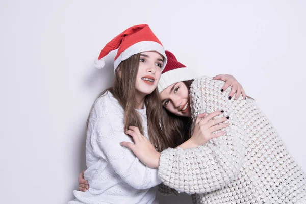 Portrait Deux Adolescentes Heureuses Chapeau Santa Claus Chandails Chauds Blancs — Photo