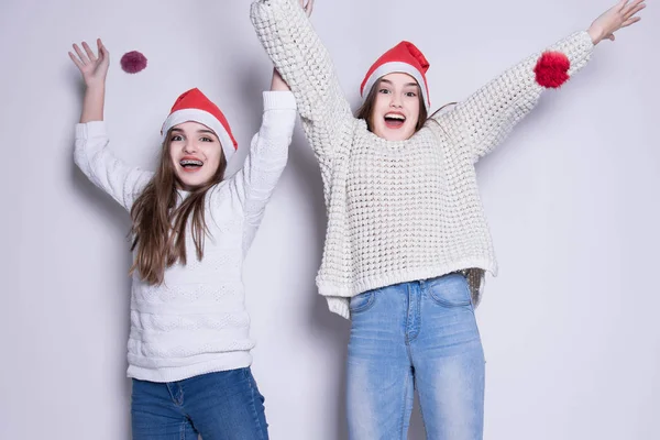 Portrait Deux Adolescentes Heureuses Chapeau Santa Claus Chandails Chauds Blancs — Photo