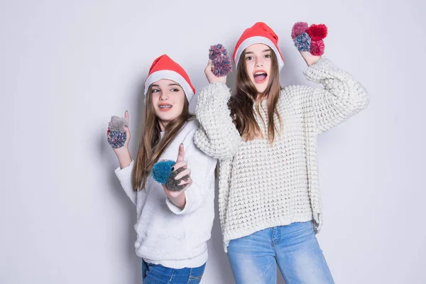 Ritratto Due Ragazze Adolescenti Felici Con Cappello Babbo Natale Maglioni — Foto Stock