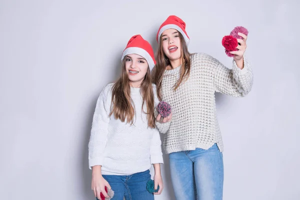 Portret Dwóch Nastolatkach Szczęśliwy Santa Claus Kapelusz Białe Ciepłe Swetry — Zdjęcie stockowe