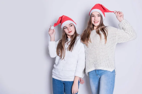 Portrait Deux Adolescentes Heureuses Chapeau Santa Claus Chandails Chauds Blancs — Photo