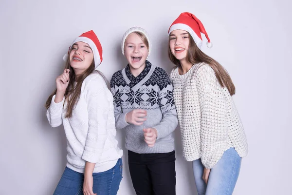 Retrato Tres Adolescentes Felices Con Sombrero Santa Claus Suéteres Blancos — Foto de Stock