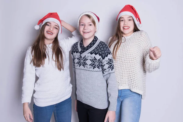 Portrait Trois Adolescents Heureux Chapeau Santa Claus Chandails Chauds Blancs — Photo