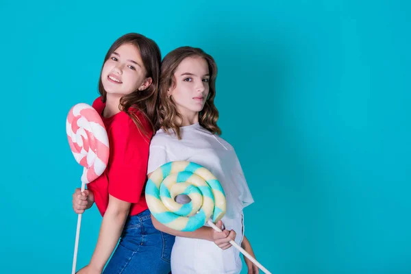 Dos Novias Ropa Colores Fondo Azul Adolescente Caucásica Divirtiéndose Sosteniendo — Foto de Stock