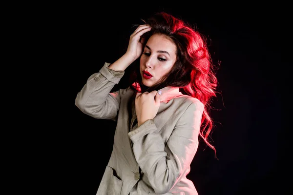 赤い光で黒い背景にエレガントな女性 スタジオ撮影します 赤い唇と美しいセクシーな若い女性のファッション性の高い Look Glamour の肖像画 — ストック写真