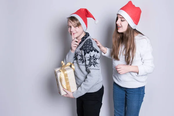 Shh Zachować Tajemnicy Portret Trzech Nastolatków Szczęśliwy Santa Claus Kapelusz — Zdjęcie stockowe