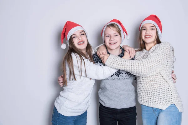 Portrait Trois Adolescents Heureux Chapeau Santa Claus Chandails Chauds Blancs — Photo