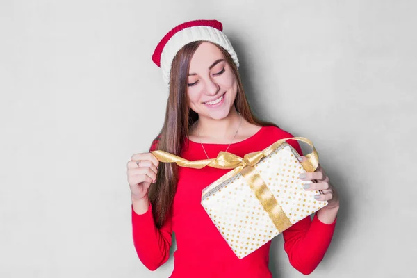 Ragazza Sorridente Adolescente Cappello Babbo Natale Helper Con Molti Boxe — Foto Stock