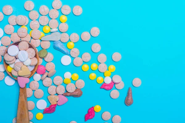 Pillole Compresse Capsule Medicina Farmaceutica Assortite Cucchiaio Legno Sfondo Blu — Foto Stock