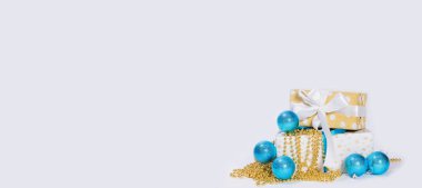 Beyaz arka planda Noel hediye kutuları. Xmas. aile tatili konsepti. Mutlu Noeller ve Mutlu Tatiller.