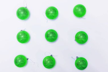 Noel kompozisyonu. Beyaz arka planda Noel baloları. Düz yatıyordu, üstten bak, yakından. Xmas. Mutlu Noeller ve Mutlu Tatiller.
